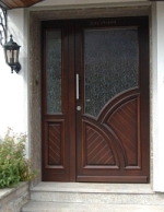 Haustür aus Holz und Glas