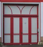 Grau-rote Tür